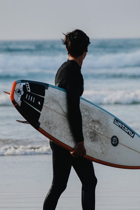 surfer guy Aesthetic Surfer Aesthetic Guy, Surfing Aesthetic Boy, Surfer Boys Aesthetic, Surfer Guy Aesthetic, Surf Astethic, Guy Surfing, Beach Astethic, Surfer Boy Aesthetic, Rhythm Clothing