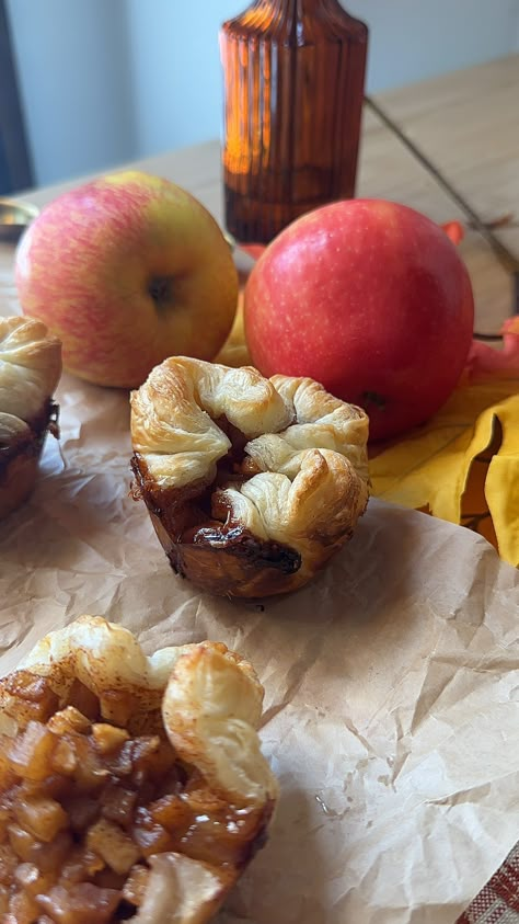 Easy Starbucks Copycat Apple Croissant Recipe Apple Crossaint, Apple Cruffins, Apple Croissant, Croissant Recipe, Bakery Ideas, Homemade Pastries, Fall Foods, Best Bakery, Starbucks Copycat