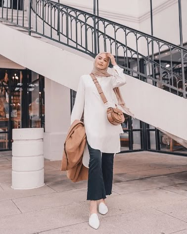 40 Stylish Ways to Wear Hijab with Jeans for Chic look Hijab Jeans, Fesyen Islam, Hijab Look, Street Hijab Fashion, Modern Hijab Fashion, Hijab Fashionista, Hijab Style Casual, Hijabi Style, Style Hijab