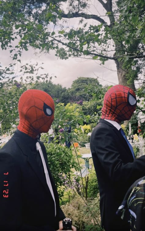 #wedding #photobooth #spiderman Spider Man Wedding Dress, Spider Man Themed Quince, Spiderman Wedding Dress, Spiderman Theme Wedding, Wedding Marvel, Spiderman Themed Wedding, Spider Man Wedding Theme, Spiderman Quinceanera, Spiderman Wedding Ring