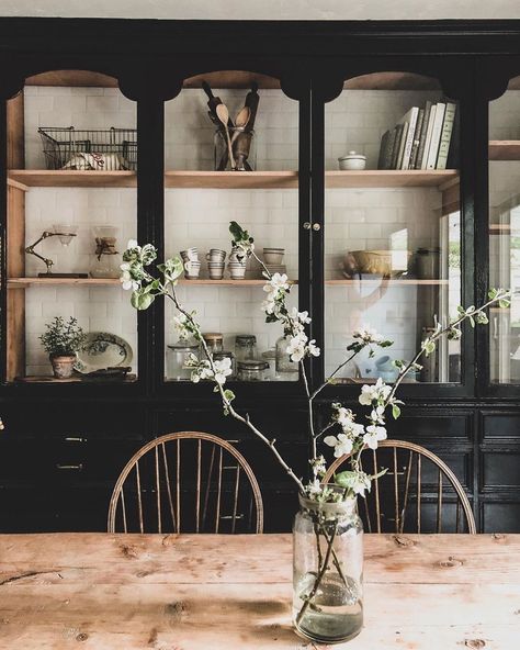 Vibeke Design, Dining Room Inspiration, Decoration Inspiration, Room Table, House Inspiration, Dining Room Decor, Home Decor Inspiration, China Cabinet, Dining Room Table