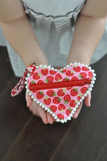 Adorable Pom Pom Heart Zippered Pouch Sewing Pattern Zip Pouch Tutorial, Wristlet Patterns, Heart Quilt Pattern, Sew Mama Sew, Pouch Sewing, Heart Clothes, Sewing Tutorials Free, Sewing Purses, Sew Ins