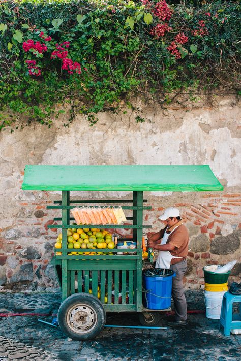 Mexican Market Aesthetic, Kings Clothes, Mexican Mercado, Fruit Cart, Fruit Vendor, Mexican Market, Chemist Warehouse, Summer Market, Latin American Food