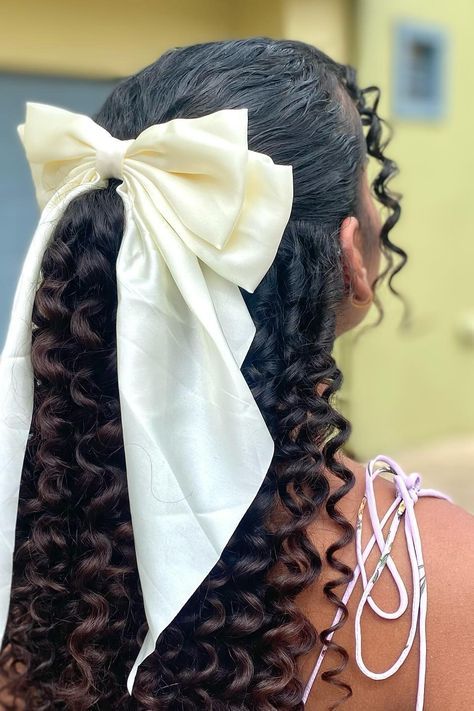 Hair With Bow Tie, Cute Ribbons For Hair, Curly Hair With Bow In Back, Big Hair Bow Hairstyles, Hairstyles With Ribbon Curly Hair, Big Ribbon Hairstyles, Curly Ponytail With Bow, Big Bow In Hair, Hair Bow Curly Hair