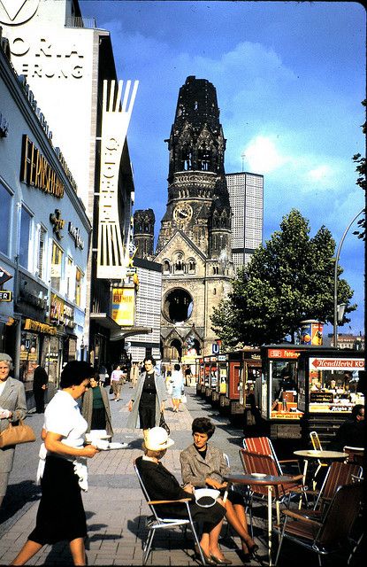 1962 West-Berlin - Kurfürstendamm und Kaiser-Wilhelm-Gedächtnis-Kirche (29. Aug. 1962). Der Gloria-Palast schloß 1998. Berlin Photos, Kaiser Wilhelm, German Heritage, West Berlin, East Berlin, Berlin City, 22 November, Berlin Wall, East Germany