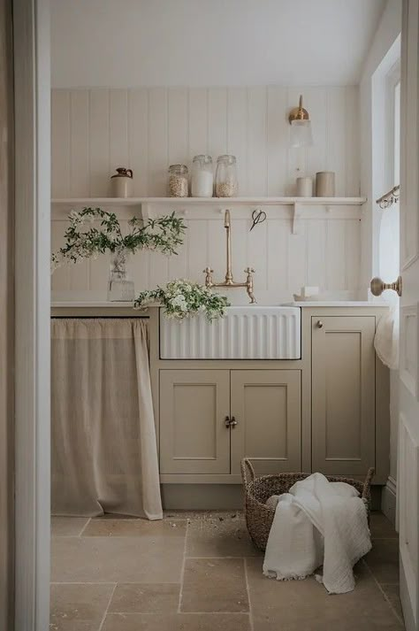 Cottage Laundry Room, Cottage Core Kitchen, Laundry Room Inspiration, French Country Kitchen, Cozy Kitchen, Laundry Mud Room, Laundry Room Design, Kitchen Reno, Cottage Kitchen