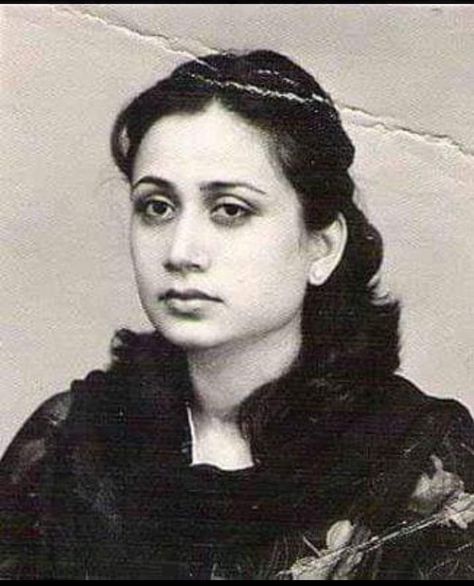 Parveen Shakir Parveen Shakir Poetry, Parveen Shakir, Turning 20, Sufi Poetry, Chill Photos, Dead Poets Society, Writers And Poets, Insta Profile Pic, Aesthetic Iphone Wallpaper