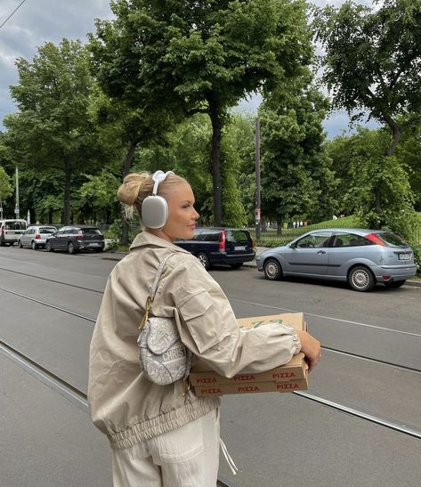 Beige Street Style, Streetwear Fashion Instagram, Trendy Headphones, Headphone Outfit, Apple Headphones, Cute Headphones, Apple Headphone, Pizza Boxes, Airpods Max