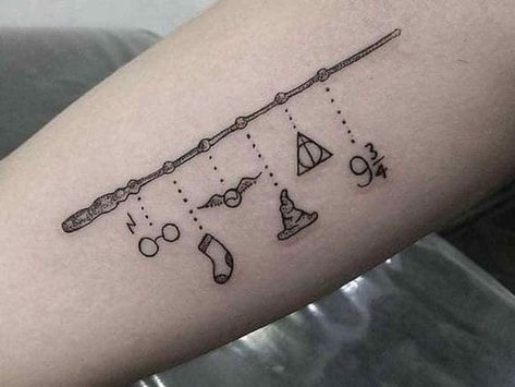 Small Tattoo Arm, Harry Tattoos, Harry Potter Symbols, Hp Tattoo, Potter Tattoo, Tattoo Zeichnungen, Harry Potter Tattoos, Harry Potter Tattoo, Inspiration Tattoos