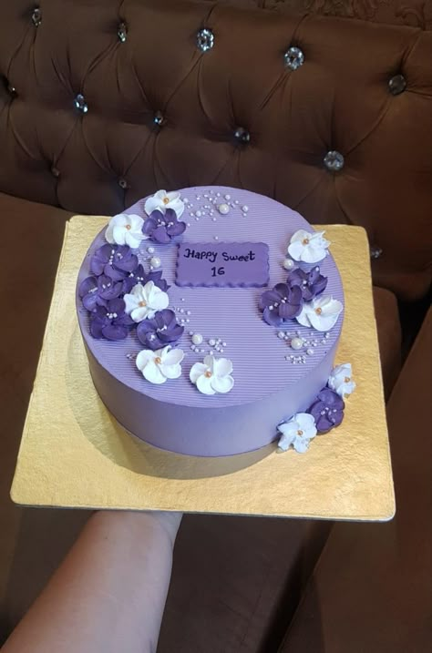 Purple Bento Cake Design, Thank You Cake Ideas Design, Purple Cake Simple, Purple Aesthetic Cake, Birthday Cake Aesthetic Purple, Purple Cake Designs Birthday, Simple Floral Cake, Cakes Decorating Ideas, Elegant Cake Design