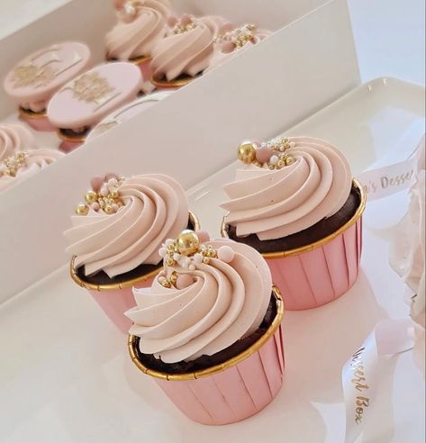 Rose Gold And White Cupcakes, Engagement Cupcake Ideas Design, Pale Pink Cupcakes, Eid Cupcakes Ideas, 21st Cupcake Ideas, Rose Gold Cupcakes, Muffins Birthday, Cupcake Icing Designs, Birthday Cupcakes For Women