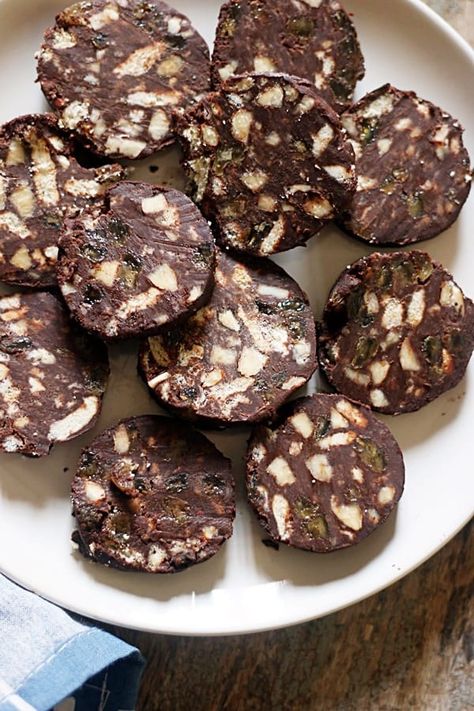 Chocolate Salami Chocolate Charlie Candy Recipe, Chocolate Sausage, Easy Cacao Dessert, Recipes With Dark Chocolate, Chocolate Sausage Recipe, Chocolate Salami, Chocolate Salami Recipe Italian, Chocolate Salami Cookies, Russian Chocolate Salami