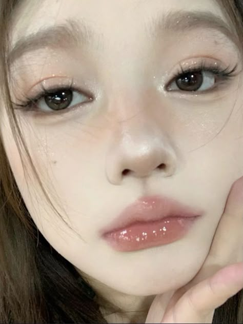 Aesthetic Makeup Douyin, Pretty Korean Makeup Looks, Cute Makeup Ideas Korean, Brown Douyin Eye Makeup, Make Up Ideas Douyin, Cool Douyin Makeup, Cute Makeup Douyin, Douyin Makeup Cute, Makeup Inspo Douyin