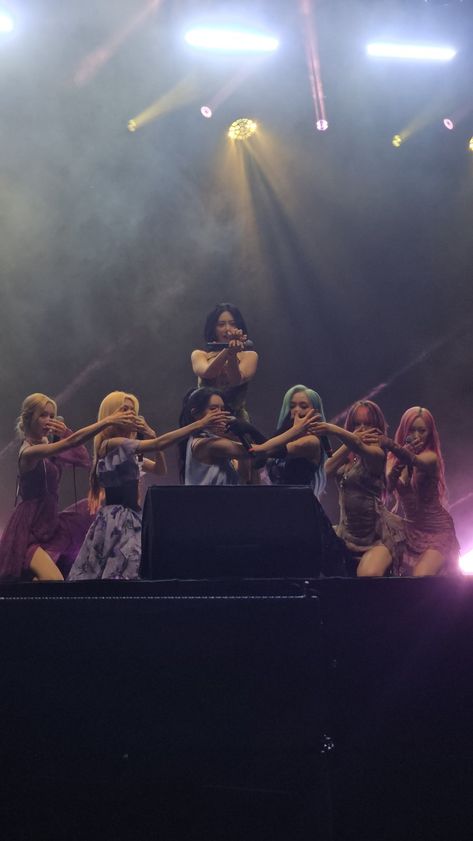 Dreamcatcher Kpop, Dreamcatcher Wallpaper, Kpop Wallpaper, Love Is Sweet, My Vibe, Pop Group, Dream Catcher, Girl Group, Concert