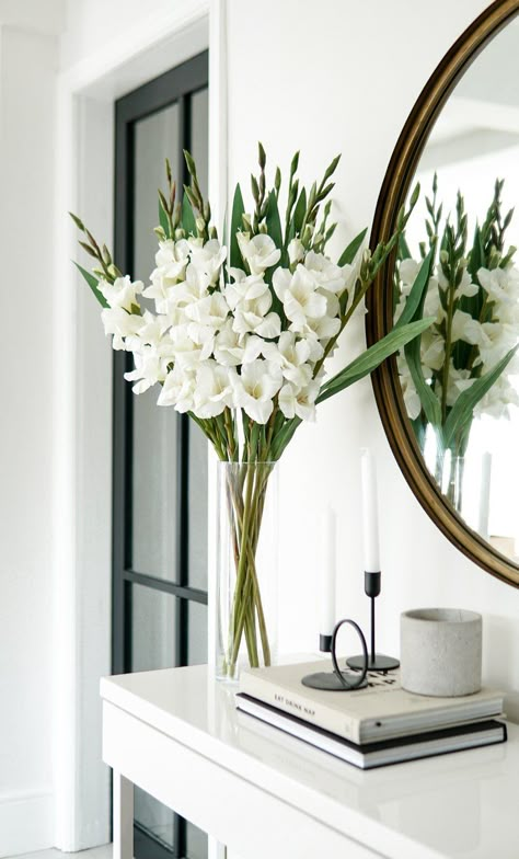 White Gladiolus, Gladioli, Flower Vase Arrangements, Vase Arrangements, Home Entrance Decor, Decorating Inspiration, Home Decorating Ideas, Entrance Decor, Deco Floral