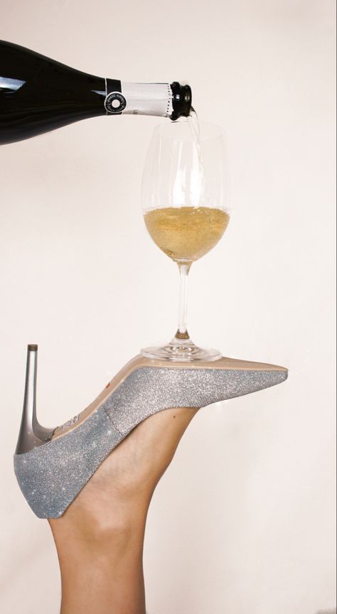 Champagne Photoshoot Birthday, Champagne Glass Aesthetic, Money Photoshoot, 23 Birthday, 21st Birthday Photoshoot, Bottle Picture, Foto Shoot, 23rd Birthday, Girls Heels