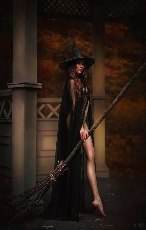 Witch Pictures, Witch Coven, Traditional Witchcraft, Fantasy Witch, Anime Witch, Combi Volkswagen, Halloween Photography, Evil Witch, Beautiful Witch