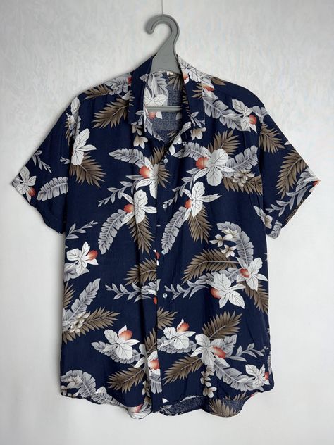 Vintage men's Hawaiian button up shirt Very good used condition Size tagged L, fits like M (please check measurements) Composition: viscose Measurements: Shoulder to shoulder - 18.5″ / 47 cm Pit to pit - 22.4″ / 57 cm Back length from collar - 30.3″ / 77 cm *All measurements are taken with the garment laying flat #6012 Aloha Beaches Shirt, Floral Print Shirt, Beach Shirt, Shirt Short Sleeve, Mens Shirt, Short Sleeve Button Up, Summer Shirts, Button Up Shirt, Hawaiian Shirt