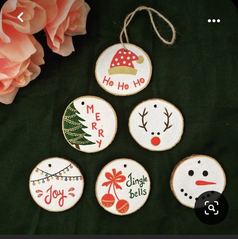 Woodslice Paintings Christmas, Snowman Wood Rounds, Wood Round Art, Diy Ornaments For Coworkers, Wood Slice Crafts Christmas, Christmas Ornaments Design, Crafts For Gifts, Hand Painted Christmas Ornaments, Diy Christmas Crafts