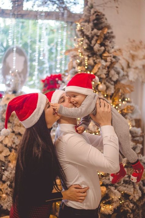 1st Family Christmas Photos, Newborn Photo Christmas, 1st Christmas Baby Pictures, Baby First Christmas Photo Ideas, Christmas Family Photos Newborn, Christmas Photoshoot With Newborn, Baby Pictures With Santa, First Christmas Family Pictures, Family Christmas Pictures Newborn