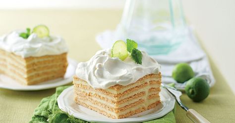 If you’re searching for the perfect summertime dessert to enjoy by the beach, look no further! Lime Icebox Cake, Key Lime Icebox Cake, Puding Pisang, Key Lime Recipes, Icebox Cake Recipes, Biscuits Graham, Icebox Pie, Impressive Desserts, Lime Recipes