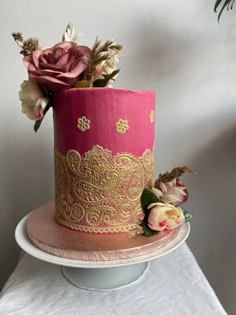 Mendhi Cake Designs, Mehndi Cake Ideas Pakistani, Mehandi Cake Design, Bollywood Birthday Cake, Mehendi Cake Designs, Bollywood Theme Cake, Mehndi Cake Ideas, Indian Cake Design, Mehandi Cake