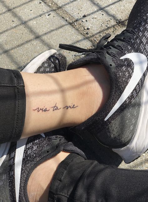 Small cute tattoo - vis ta vie Vis Ta Vie Tattoo Cursive, Vie Ta Vie Tattoo, Live A Little Tattoo, Mgk Inspired Tattoos, Small Words Tattoo, Font Tato, Tiny Heart Tattoos, Cursive Tattoos, Cute Tattoo