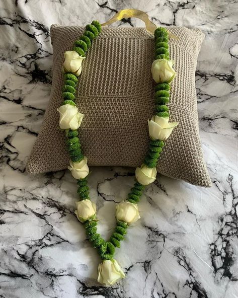 Flower Varmala, Reception Garland, Mala Ideas, Varmala Designs, Jai Mala, Flower Mala, Rose Garland Wedding, 2023 Celebration, Vintage Wedding Invitation Cards