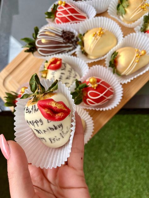 Instagram : Mariposa_sweet_byaza #chocolate #strawberries #fraise #aesthetic Chocolate Strawberries Aesthetic, Hipster Food, Covered Chocolate, New Cake, Chocolate Strawberries, Fun Desserts, Cake Desserts, Strawberries, Cake