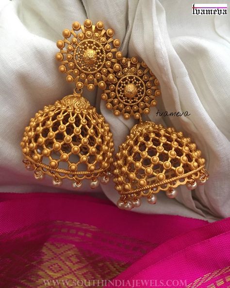 New matt finish gold plated jhumka highlighted with pearls. For inquiries, please reach the seller below. Seller Name : Tvameva Instagram : https://www.instagram.com/tvameva/ Contact : 9994767370 Related PostsGold Plated Antique Ruby Jhumka From TvmevaAntique Gold Plated Attigai NecklaceGold Plated Long Lakshmi Necklace with JhumkaMatt Finish Ruby Coin NecklaceMatt Finish Mango Necklace SetGold Plated Jhumka From … Jhumka Designs, Gold Jhumka Earrings, Indian Jewelry Earrings, Indian Jewellery Design Earrings, Antique Jewelry Indian, Wedding Jewellery Collection, Gold Bride Jewelry, Gold Jewelry Earrings, Gold Bangles Design