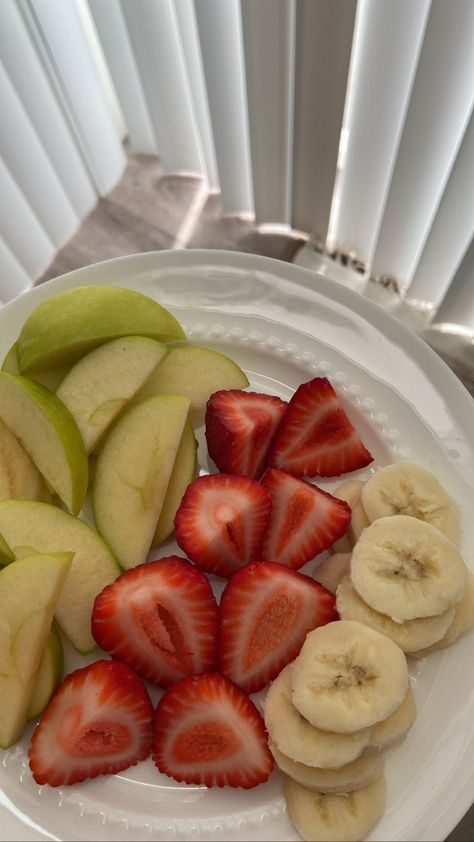 Breakfast Fruit, Fruit Plates, Avocado Fruit, Fruit Breakfast, Food Snacks, Strawberry Fruit, Food Inspo, Fruit Plate, Yummy Foods