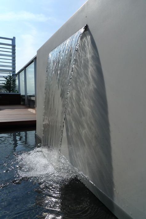 Waterfall From Wall, Zen Garden Landscaping, Japanese Garden Zen, Modern Water Feature, Water Feature Wall, Zen Garden Design, Garden Water Feature, Pool Water Features, Pool Fountain