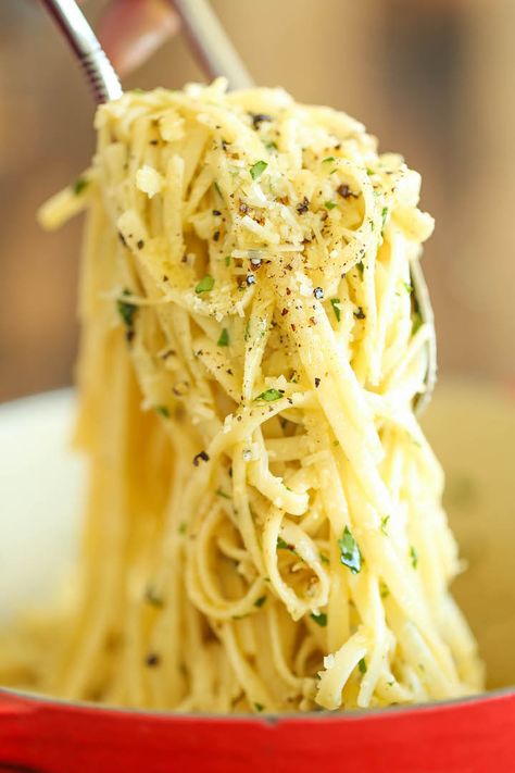 Garlic Spaghetti, Spaghetti Noodles, Spaghetti Recipes, Idee Pasto Sano, Alfredo Sauce, Easy Pasta, Parmesan Cheese, Food Network, How To Cook Pasta