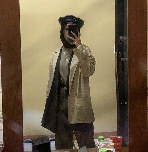 Beret Hijab, Vintage Outfit Hijab, Peaky Blinders Outfit Women, Brown Ootd, Detective Outfit, Dark Academia Outfits, Dark Academia Outfit, Outfits Hijab, Academia Outfits