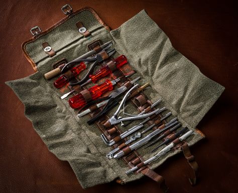 Soldering Tools, Tool Roll, Diy Bag Designs, Tool Bags, Backpack Pattern, Tool Case, Vintage Leather Bag, Car Tools, In The Bag