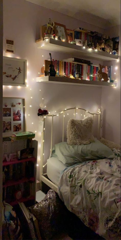 Book Girl Room Aesthetic, Bookshelf Over Bed, Bookshelf Above Bed, Book Shelves In Bedroom, Book Bedroom, Cool Bedrooms, Redecorate Bedroom, Cozy Room Decor, Aesthetic Rooms