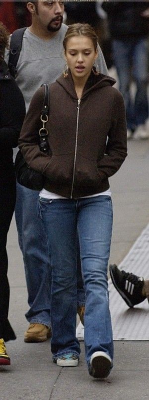 Jessica Alba wearing Juicy Couture Fleece Rabbit Reversible Hoodie in Willy Wonka. Dynamic Duo Couples, Halloween Couple Costumes, Statement Belts, Uni Outfit, New York October, 2000s Outfits, Outfit Inspo Casual, 2000s Fashion Outfits, Willy Wonka