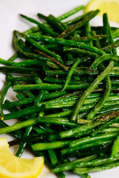 Easy Roasted Green Beans Recipe - Add a Pinch Oven Green Beans, Grean Beans, Oven Roasted Green Beans, Seasoned Green Beans, Baked Green Beans, Breakfast Sides Dishes, Green Beans Recipe, Best Mashed Potatoes, Garlic Green Beans