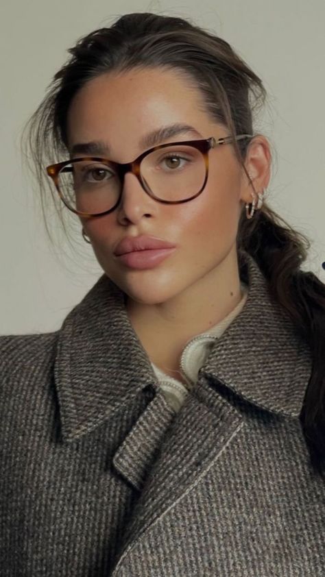 Glasses Women Fashion Eyeglasses, Eye Glasses For Women, Glasses For Oval Faces, Classy Glasses, Glasses Frames Trendy, Glasses Frames For Women, Glasses Inspiration, Chic Glasses, Glasses Trends