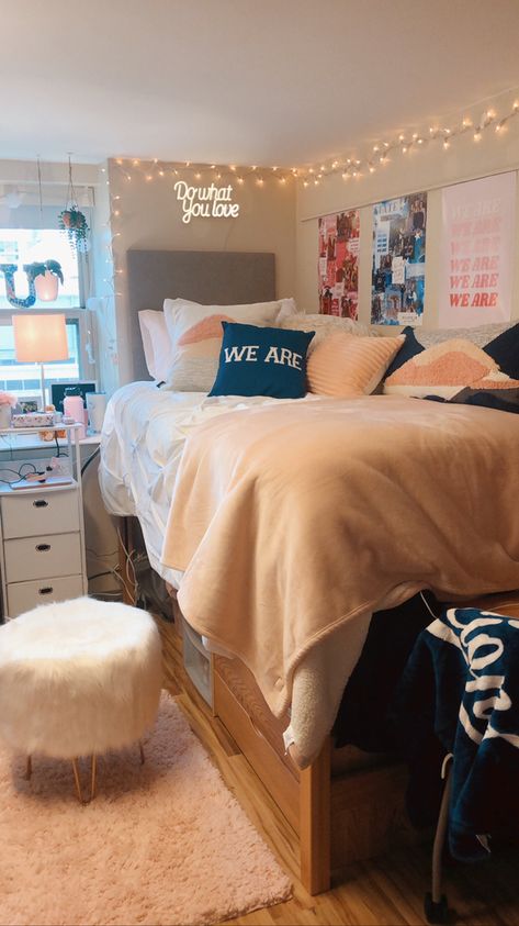 Penn State Dorm Room, Penn State Dorm Room Ideas, College Girl Bedding, College Loft Beds, Penn State Dorm, Minimalist Dorm, College Bedroom Decor, Pink Dorm Rooms, College Dorm Room Inspiration