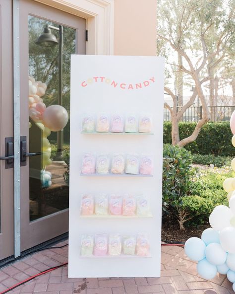 Candy Floss Display, Cotton Candy Wedding Bar, Cotton Candy Station Birthday Parties, Cotton Candy Wall Party, Party Favor Display Stand, Cotton Candy Bags Ideas, Party Favor Stand, Cotton Candy Set Up, Cotton Candy Display Stand