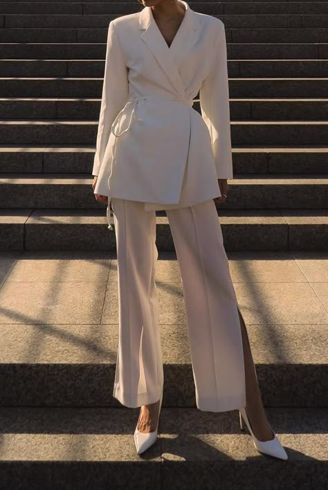 Women Suits Trends #womensuit #women #fashion #sneakers #fashionactivation #suittrend Girls Spring Fashion, Madeleine Vionnet, Spring Wardrobe Essentials, Chique Outfits, Outfit Chic, White Suit, Woman Suit Fashion, Looks Street Style, Pastry Chef