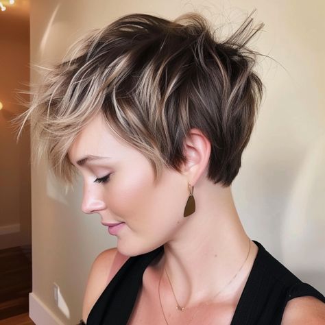 Angled Pixie Shag Best Short Hair For Round Face, Pixie Highlighted Hair, Short Piecy Hair Cuts, Dark Ash Blonde Pixie Haircut, Pixie Hair With Highlights, Pixie With Blonde Highlights, Edgy Short Haircuts For Women, Blonde Balayage Pixie Hair, Blonde Pixie Highlights