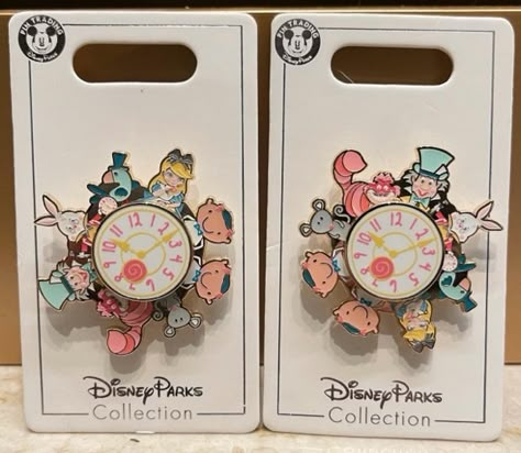 Disneyland Christmas Outfit, Rare Disney Pins, Christmas Costume Ideas, Outfits Disneyland, Disneyland Outfit Ideas, Disney Core, Disney Pins Sets, Disney Pin Collections, Disney Pins Trading