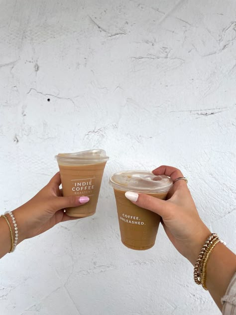 Coffee Cheers Aesthetic, Coffee Pose, Pose Friends, Bachelorette Vibes, Aesthetic Iced Coffee, Coffee Pictures, Aesthetic Coffee, Future Lifestyle, Beige Aesthetic