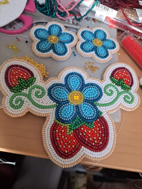 Strawberry Beading Pattern, Metis Moccasins, Native Beading Patterns Design, Strawberry Beadwork, Ojibway Beadwork, Beaded Medallion Native American, Metis Beadwork Patterns, Métis Beading, Beaded Regalia