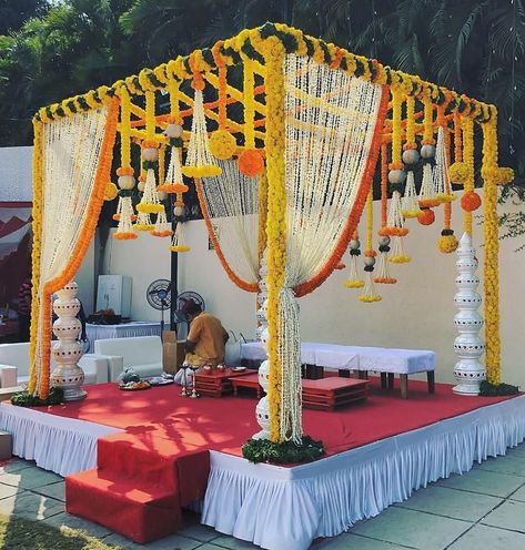 Simple Chori Decoration Wedding, Bengali Wedding Stage Decoration, Bengali Wedding Backdrop, Mandap Decoration Indoor, Vidhi Decoration, Traditional Bengali Wedding Decor, Marraige Mandap, Vidhi Mandap Indian Weddings, Bengali Wedding Mandap