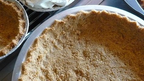 A rich buttery crust that's perfect for just about any sort of cream or custard filling. It's also perfect for cheesecakes. Walnut Pie Crust, Peanut Butter Cream Pie, Walnut Crust, Walnut Pie, Biscuits Graham, Graham Cracker Crust Pie, Homemade Graham Crackers, Gluten Free Pie, Blueberry Desserts