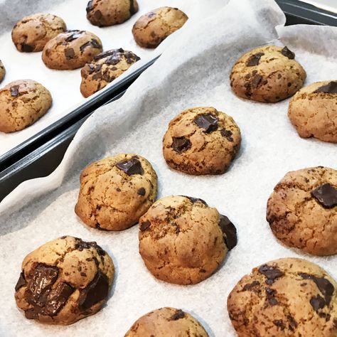 Recipe Breakdown - Deliciously Ella's 'Ultimate Vegan Chocolate Chip Cookies' — Nourished Elephant Deliciously Ella Recipes, Ella Vegan, Sugar Free Chocolate Chip Cookies, Cultural Recipes, Small Cookies, Cool Foods, Lactose Free Recipes, Chocolate Chip Cookies Ingredients, Cholesterol Recipes