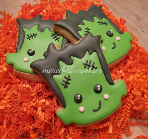 Frankenstein cookies by @mercibeaucookies Frankenstein Sugar Cookies, Frankenstein Cookies Royal Icing, Frankenstein Cookies Decorated, Frankenstein Cookies, Frankenstein Party, Frankenstein Cookie, Halloween Cut Outs, Cake Pop Designs, Halloween Cookies Decorated